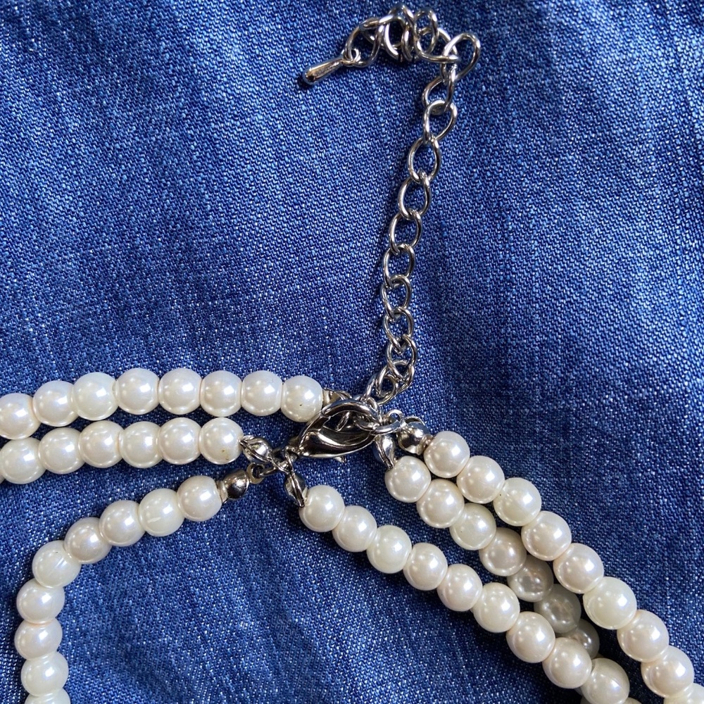 GUC - Pearl Necklace Faux - Triple Strand - Picture 4 of 11